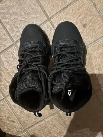 FILA 블랙 하이컷 스니커즈