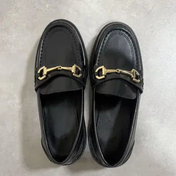 미사용 새상품 완판템 H&M 블랙 로퍼 통굽 36 사이즈 23cm