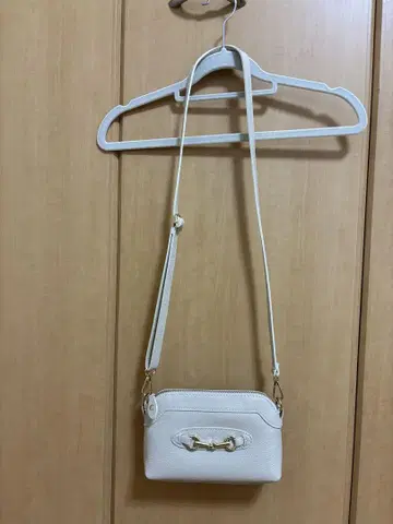 베이지 숄더백 골드 금장 장식