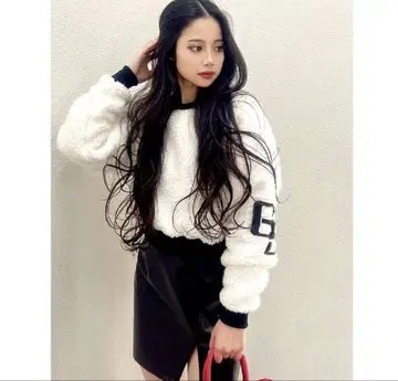 GYDA GG 바이컬러 오프숄더 보아