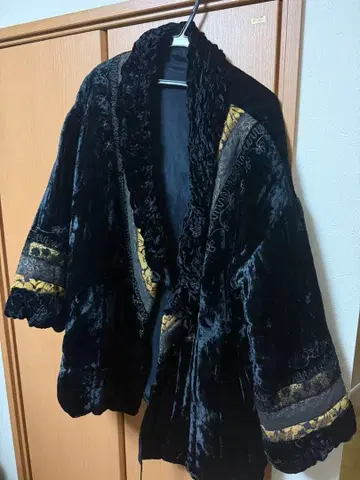 베르사체풍 벨벳 블랙 모즈 코트