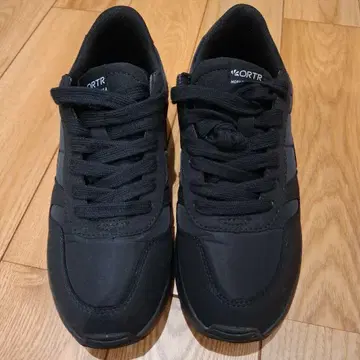 ORTR 블랙 스니커즈