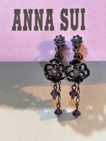 새상품급 ANNA SUI 안나수이 꽃 모티브 귀찌 블랙 도금 보라색