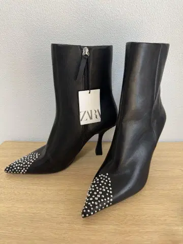 택 포함 새상품 ZARA 블랙 스터드 반짝이는 가죽 숏부츠