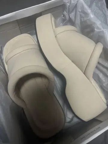 베이지 통굽 플랫 샌들