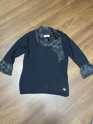 블루걸 새틴 블랙 프릴 니트 스웨터