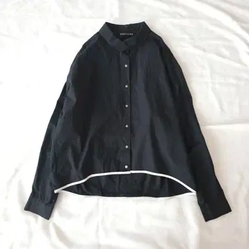 미즈이로 인드 코튼 바이컬러 헤임 라운드 칼라 셔츠 파이핑