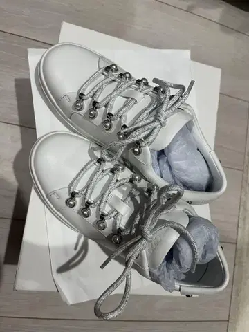 JIMMY CHOO 화이트 스니커즈