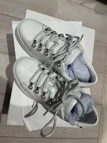JIMMY CHOO 화이트 스니커즈