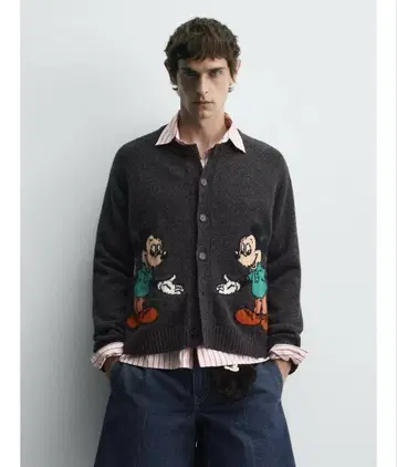 택 포함 새상품 ZARA 미키마우스 울 가디건 S 사이즈 카본 색상