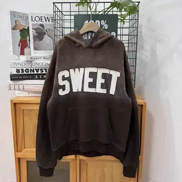 브라운 SWEET 자수 후드 부착 후드티