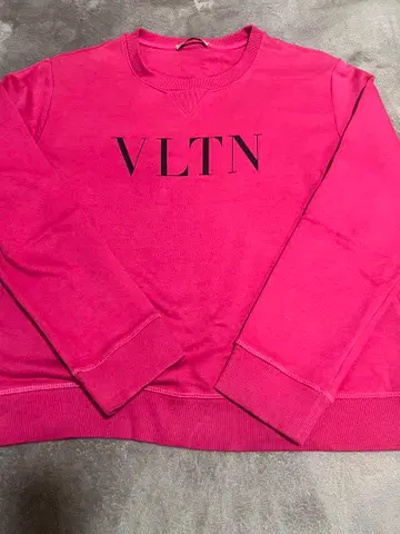 핑크 VLTN 로고 맨투맨