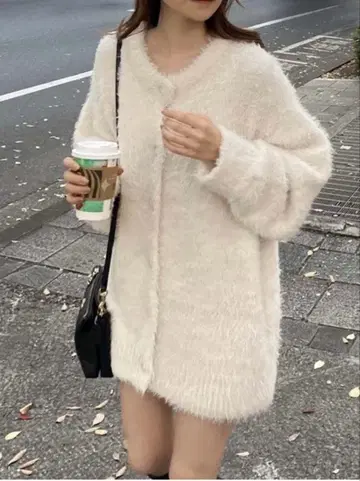 화이트 퍼풍 가디건과 스웨터 세트