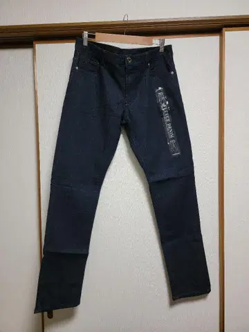엠포리오 아르마니 슬림핏 청바지