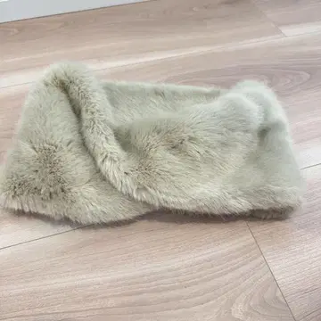 ZARA 그레이 퍼 넥워머 머플러