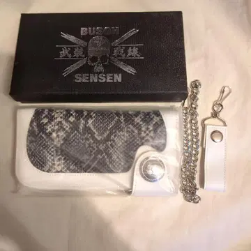 새상품급 클로즈 BUSON SENSEN 화이트 스네이크 프린트 장지갑