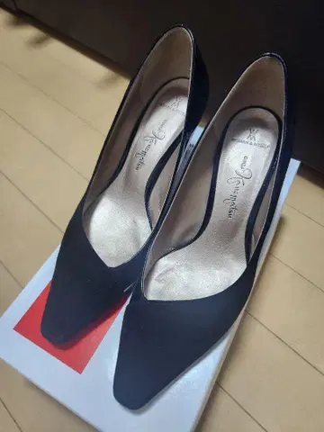 새상품급 긴자 카네마츠 스퀘어 7cm 힐 펌프스 블랙