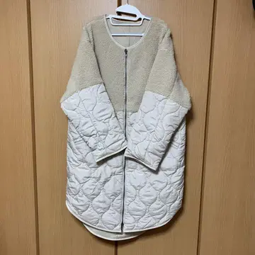 스콧 클럽 계열 베이지 퀼팅 보아 롱 코트