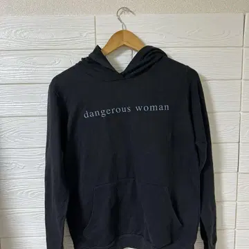 dangerous woman 후드 부착 후드티 블랙