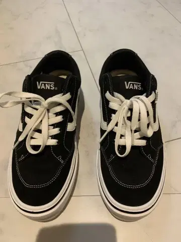VANS 블랙/화이트 스니커즈