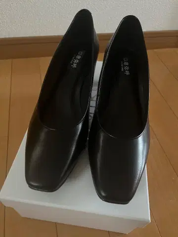 블랙 스틸레토 펌프스