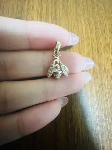 벌 모양 참 스톤 포함