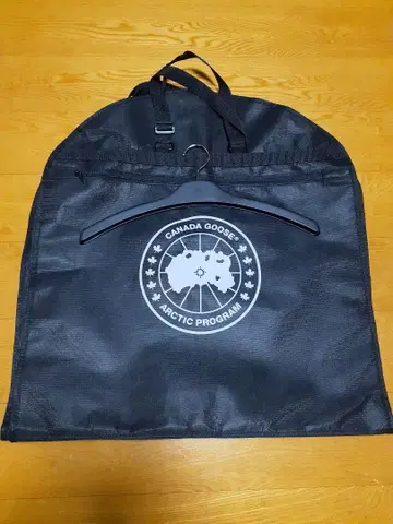 Canada Goose 가먼트 백 블랙