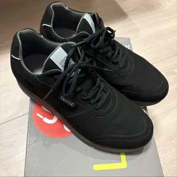 LUNGE 블랙 스니커즈