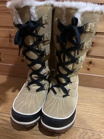 SOREL 퍼 레이스업 부츠