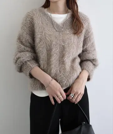 보송보송 V넥 스웨터