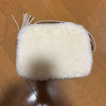 화이트 인조 모피 숄더백