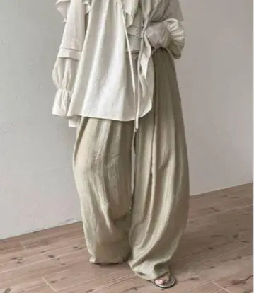새상품급 wee9s 허리밴딩 릴랙스 매트 새틴 팬츠 beige