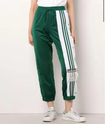 가격 대폭 인하 adidas 그린 조거 팬츠 사이드 버튼 포함