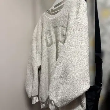 GAP 플리스 맨투맨 화이트