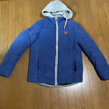 파란색 퀼팅 다운 자켓 후드 부착