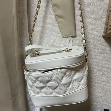 화이트 퀼팅 숄더백
