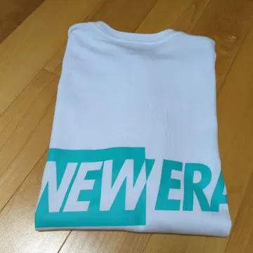 NEW ERA 화이트 T셔츠 M 사이즈