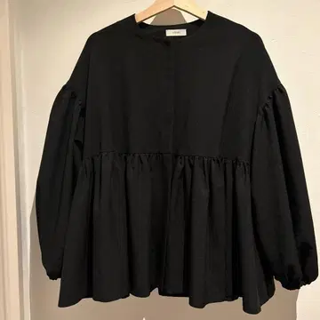 YOIHI 프릴 개더 자켓 블랙