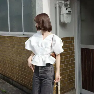urs V넥 크롭 프릴 상의