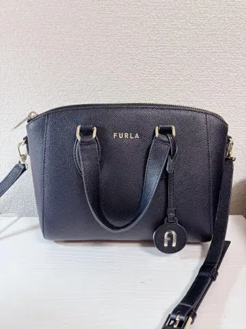 FURLA 블랙 핸드백 로고 참 포함