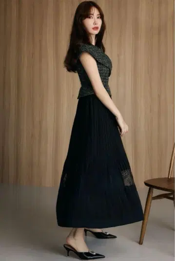 Herlipto 플레어 슬리브 플리츠 맥시 원피스 블랙