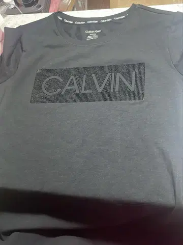 Calvin Klein 블랙 T셔츠 스톤 장식
