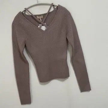 리젝시 데콜테 크로스 니트탑