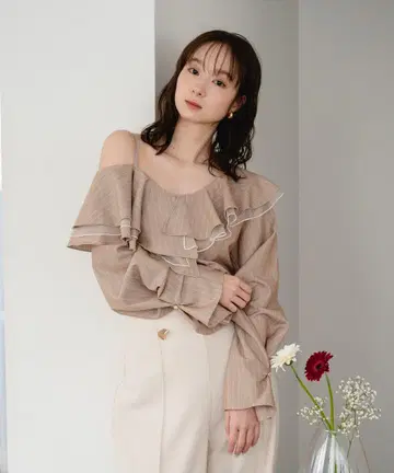새상품급 mideal 프릴 원숄더 상의 베이지