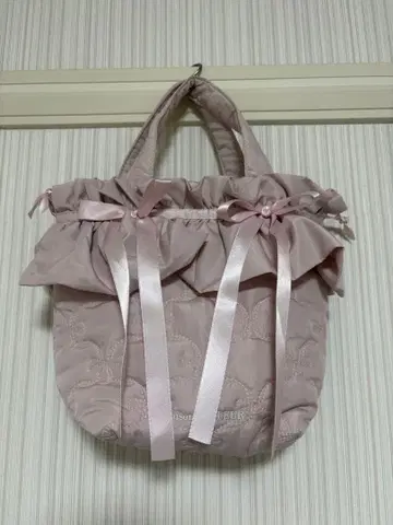 프릴 달린 핑크 퀼팅 핸드백