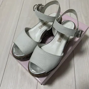 화이트 스트랩 샌들 글리터 밑창