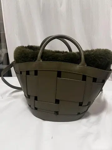 [ 새상품급 ] 올리브 그린 뜨개질 디자인 숄더백