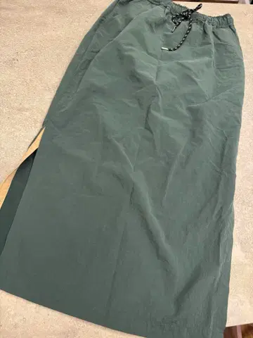 새상품 드로스트 롱 스커트 허리밴딩 에미 emmi 아웃도어