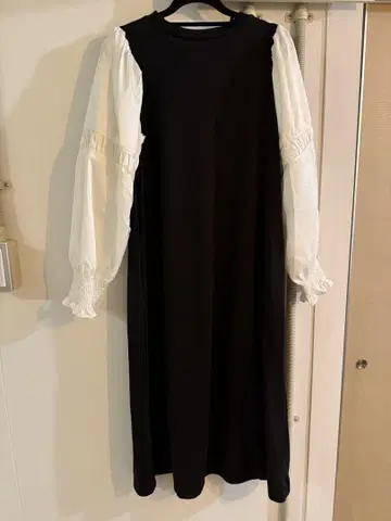 블랙 화이트 개더 긴팔 원피스 MARTHA 미사용