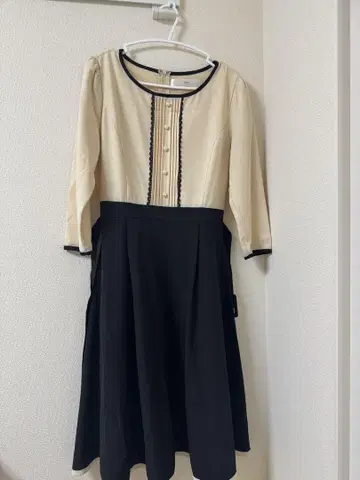 tocco closet 베이지와 블랙 도킹 원피스